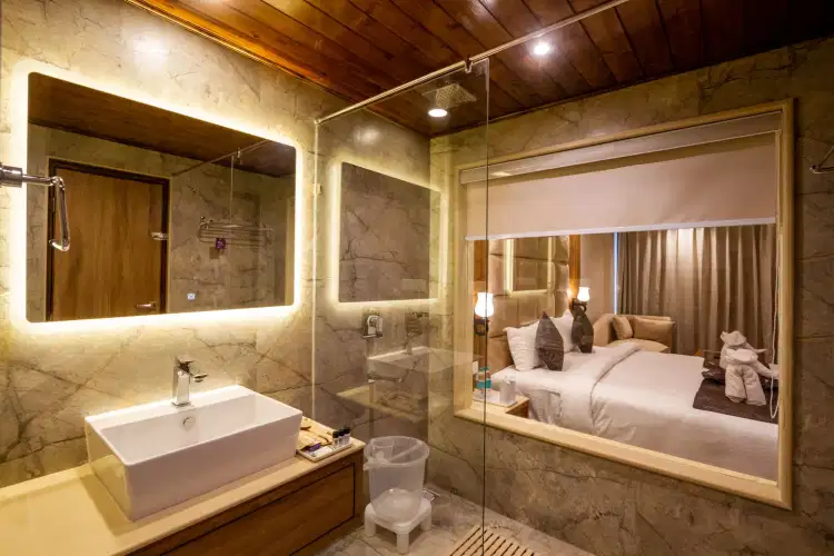 Manali Volvo Tour with Couple-Friendly Stay at SVH Hotel (Centrally Heated)