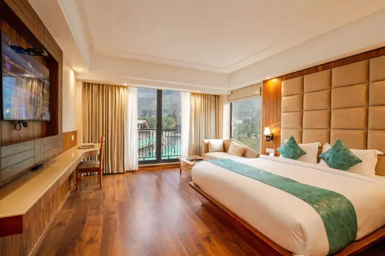 Manali Volvo Tour with Couple-Friendly Stay at SVH Hotel (Centrally Heated)