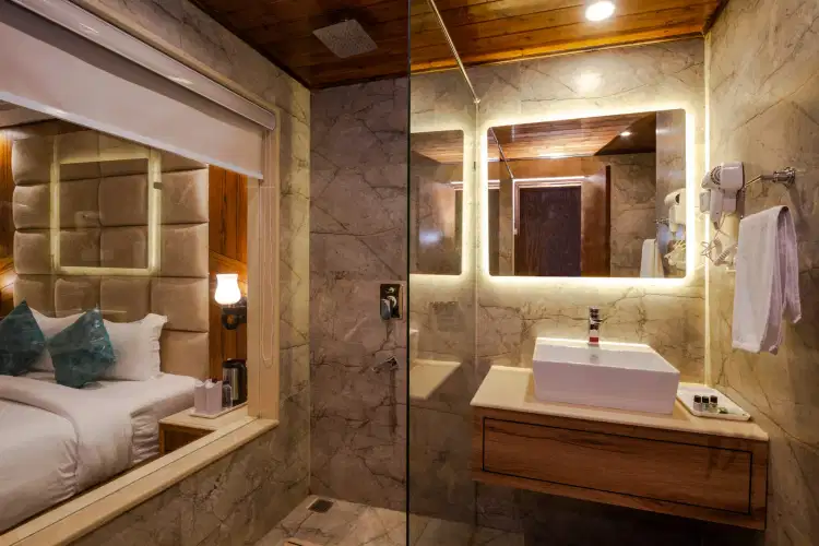Manali Volvo Tour with Couple-Friendly Stay at SVH Hotel (Centrally Heated)